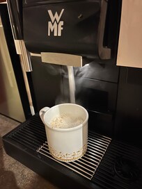 Fint med kaffe og kake når man er innom resepsjonen.