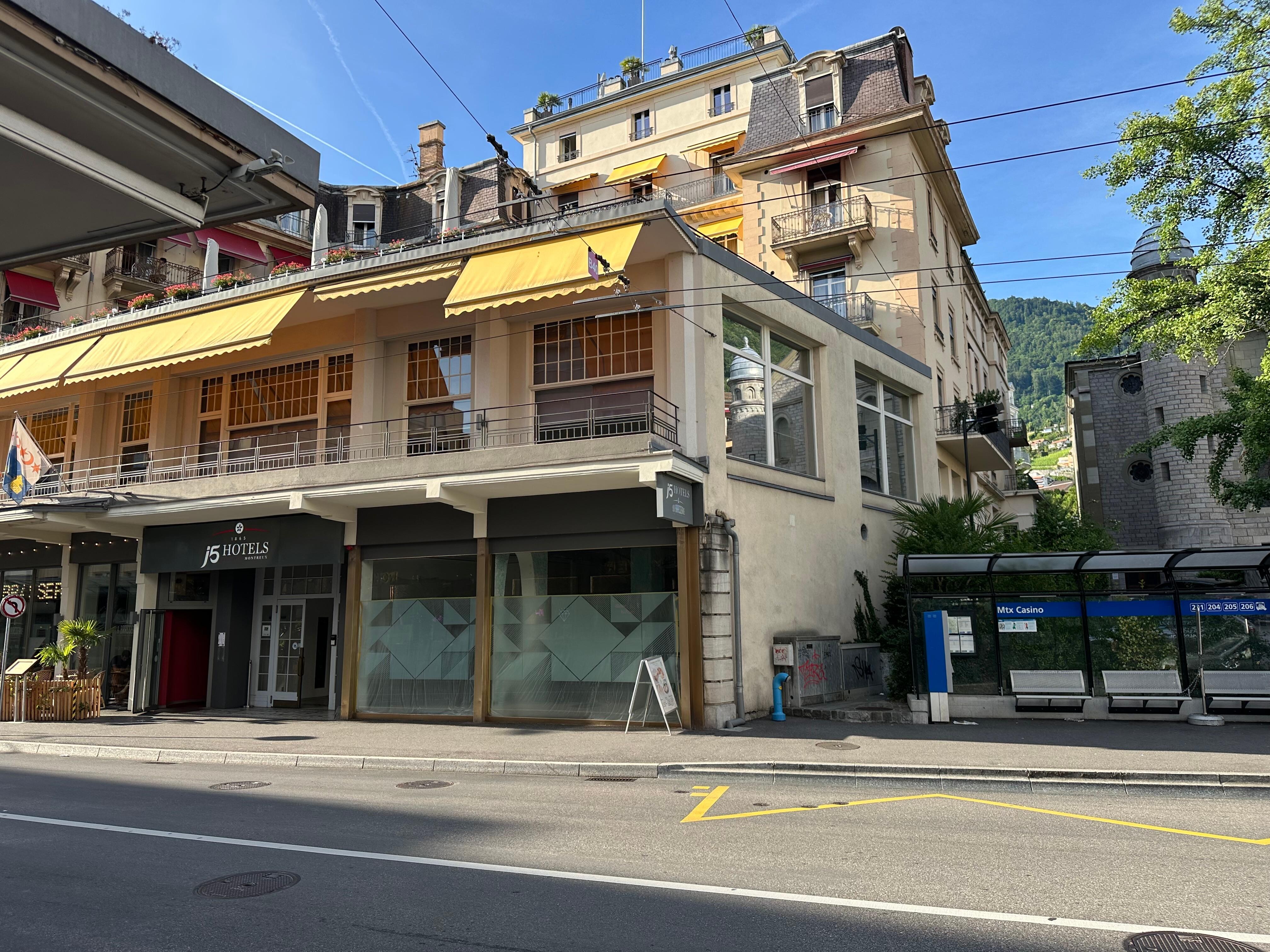 Façade et arrêt de bus