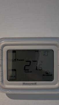 El acondicionador de aire al máximo poder y la habitación en 27,5 grados.
