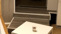 Bodenbelag mit Klebestreifen angeklebt.