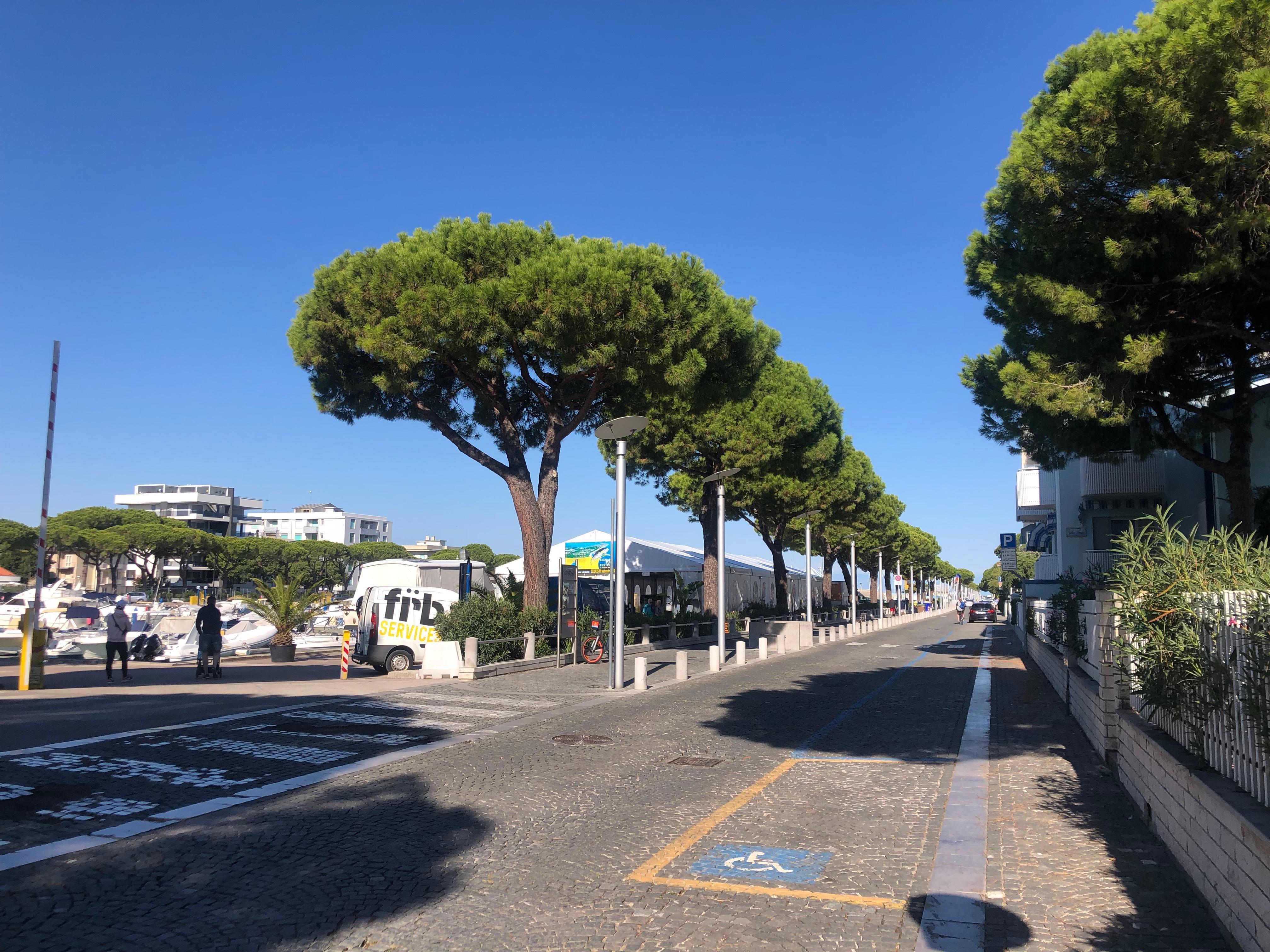 Straße entlang das Hafens, am Ende der Straße ist die Unterkunft 