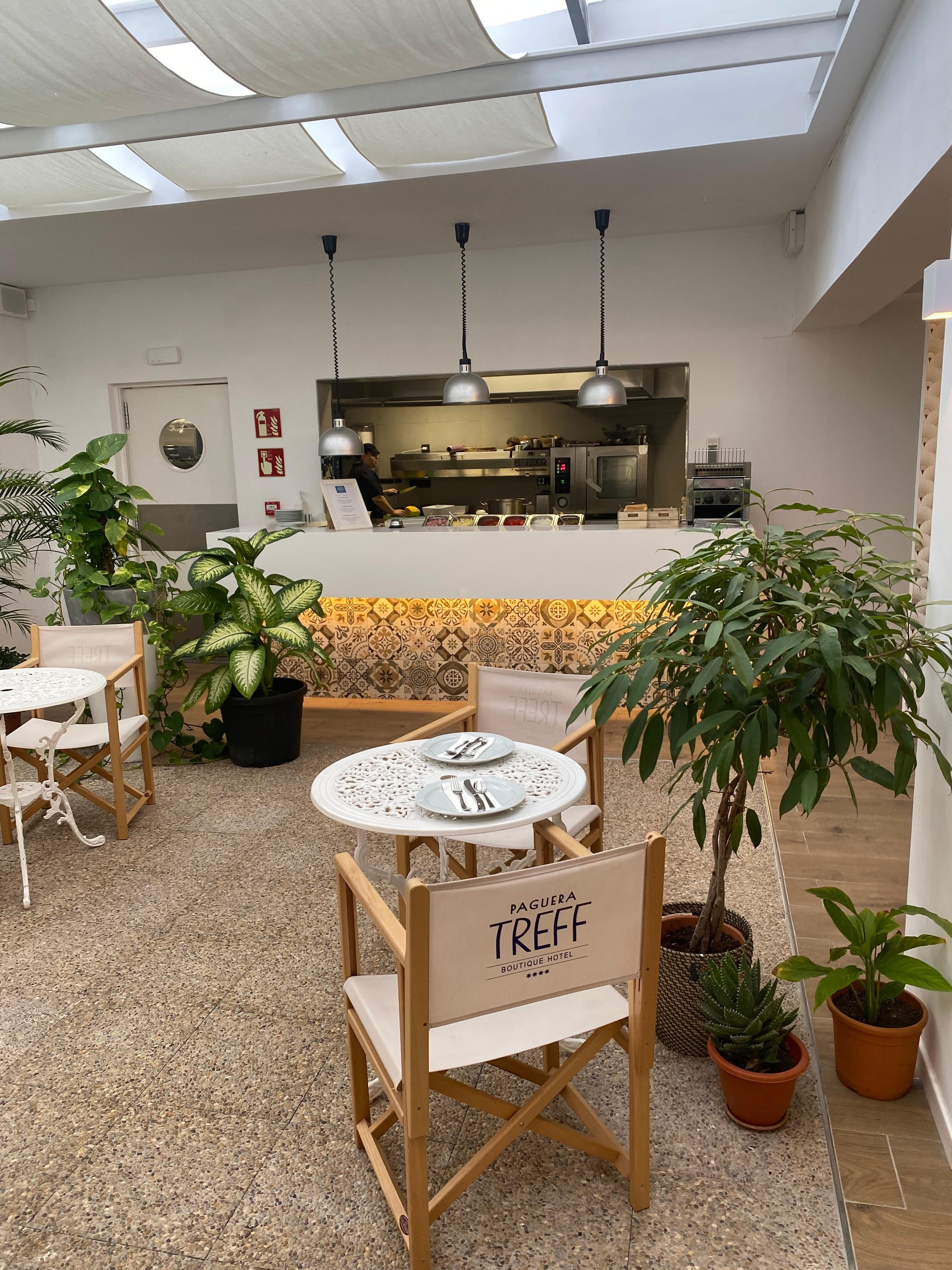 Lobby und Grillstation beim Frühstück