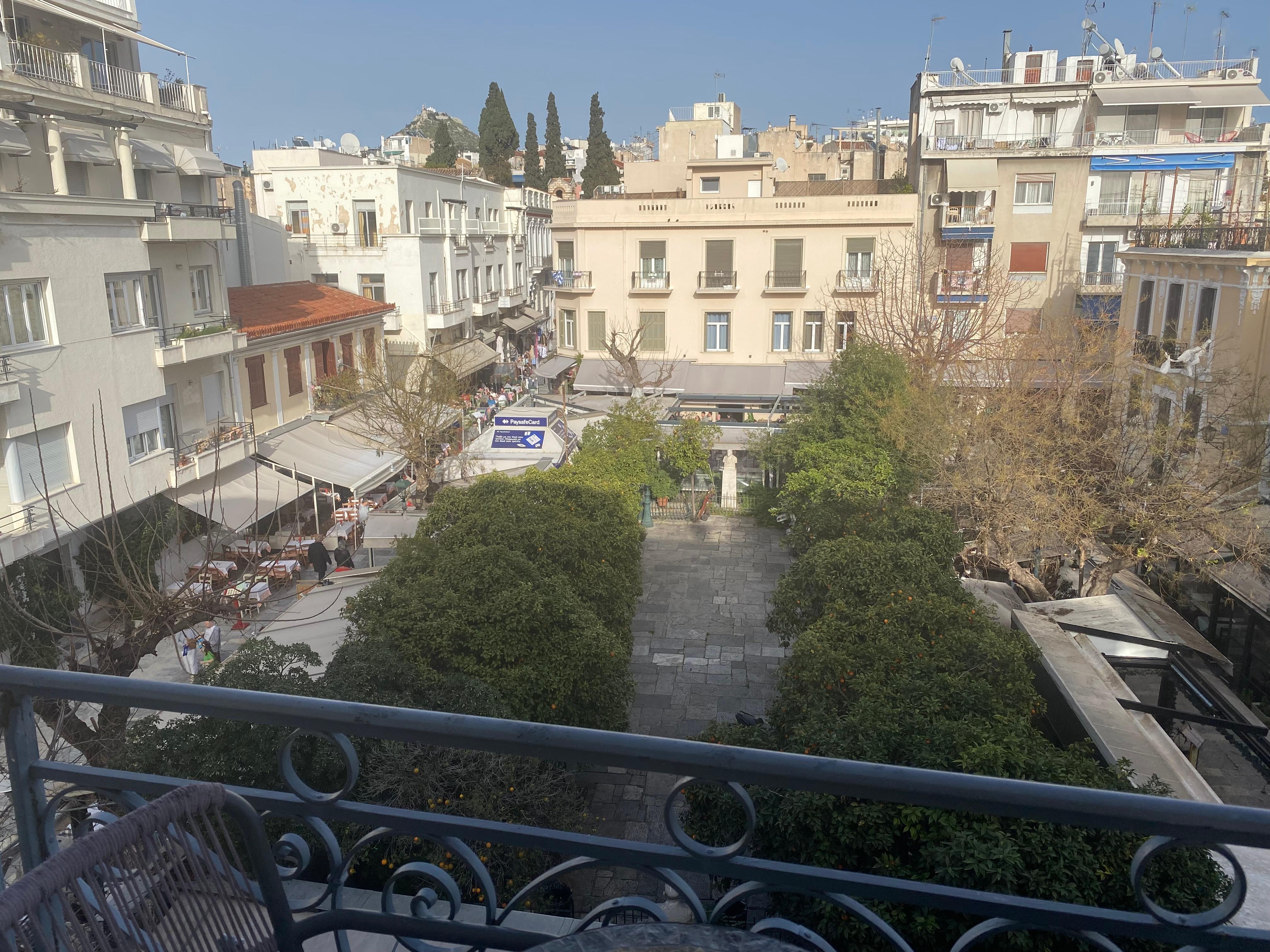 Place très sympathique entourée de restaurants cuisine grecque 