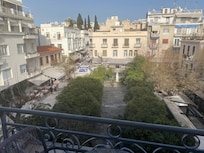 Place très sympathique entourée de restaurants cuisine grecque