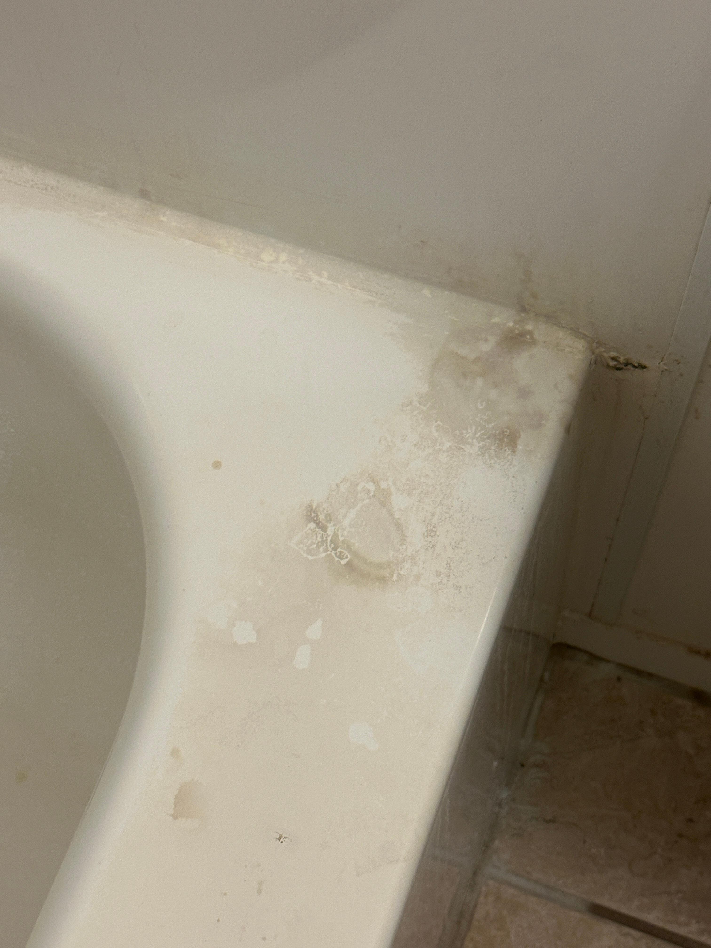 Bathtub in hotel room 