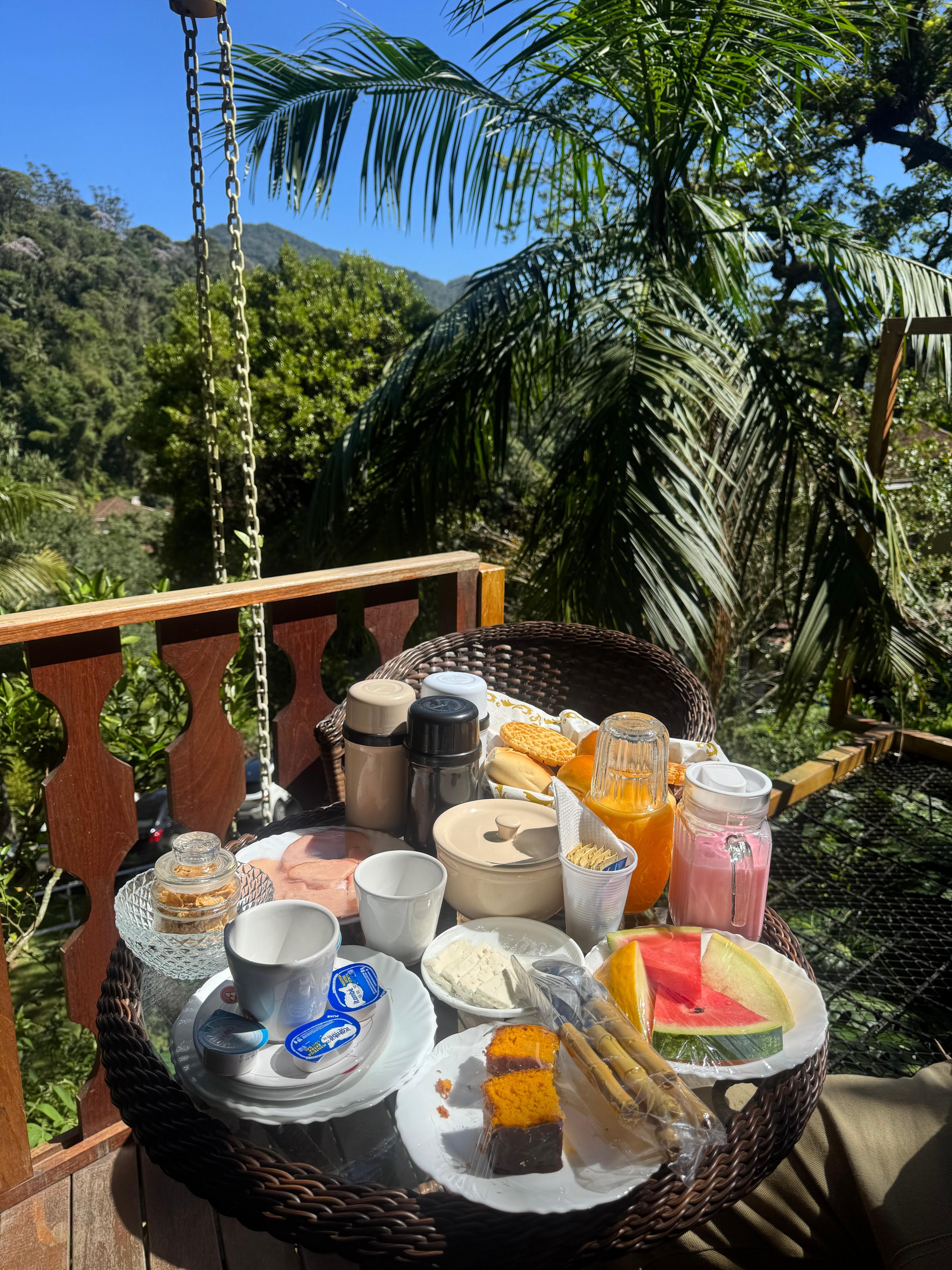 Café da manhã na varanda do chalé. 