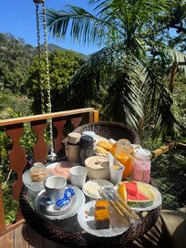 Café da manhã na varanda do chalé.