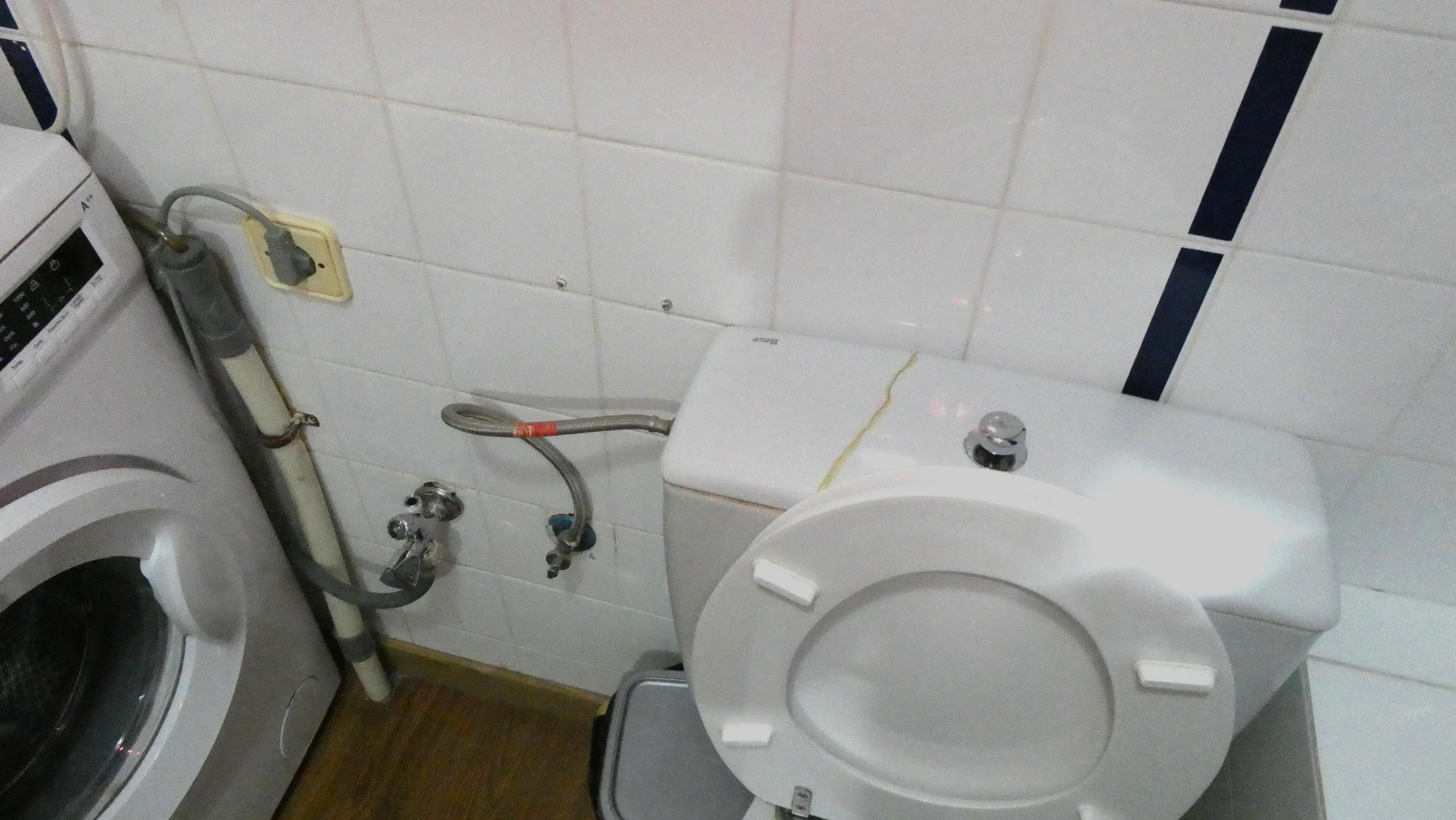 Regardez la distance entre la prise électrique et l'arrivée et l'évacuation de l'eau.
Le couvercle de chasse d'eau est fendu, et réparé à l'emporte pièce.