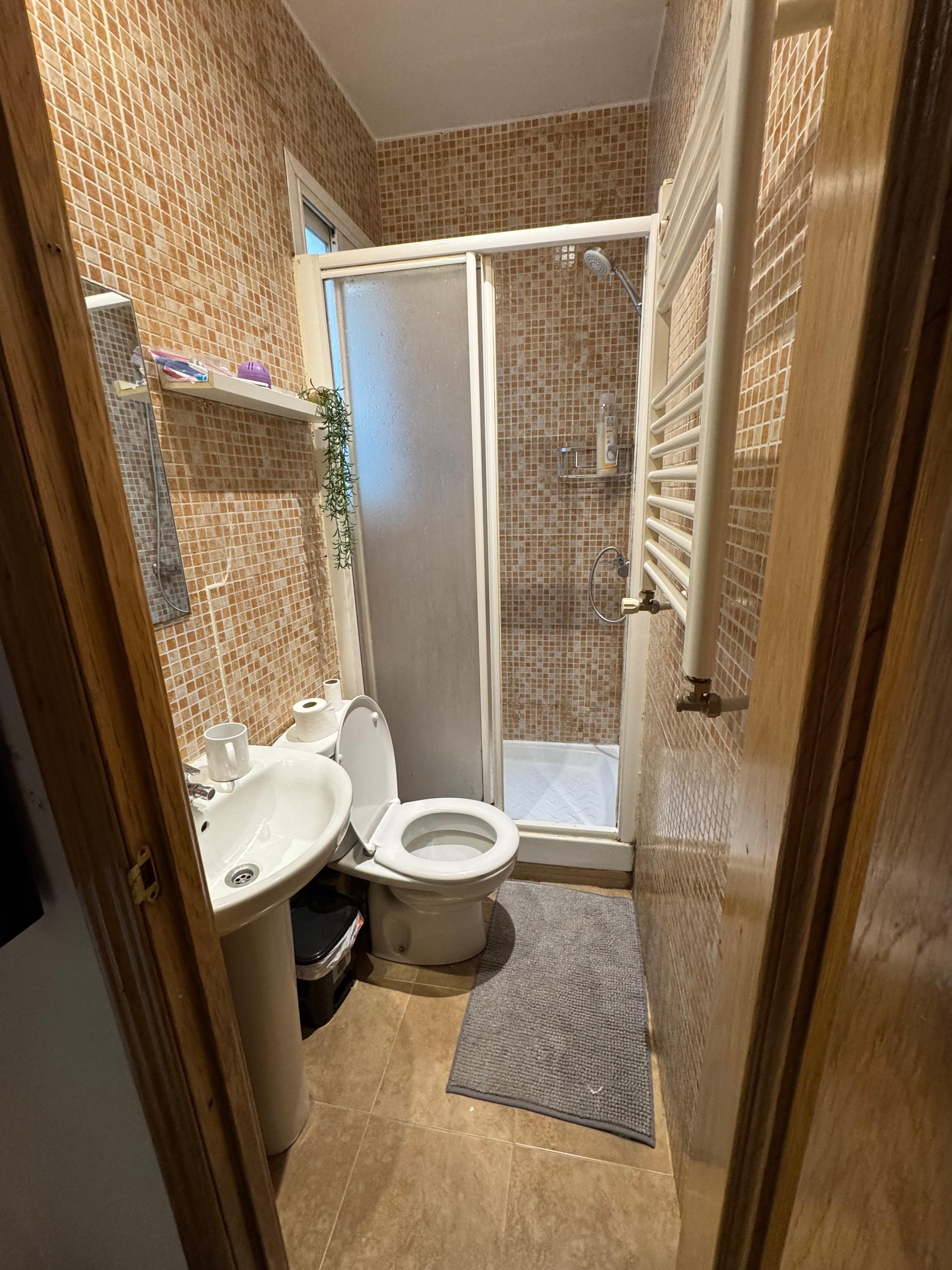 See how close the heater is to the sink, it’s less than a meter