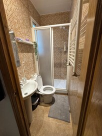 See how close the heater is to the sink, it’s less than a meter