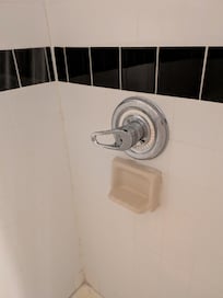 シャワールームのハンドルはこの方向以外お湯が出ません。