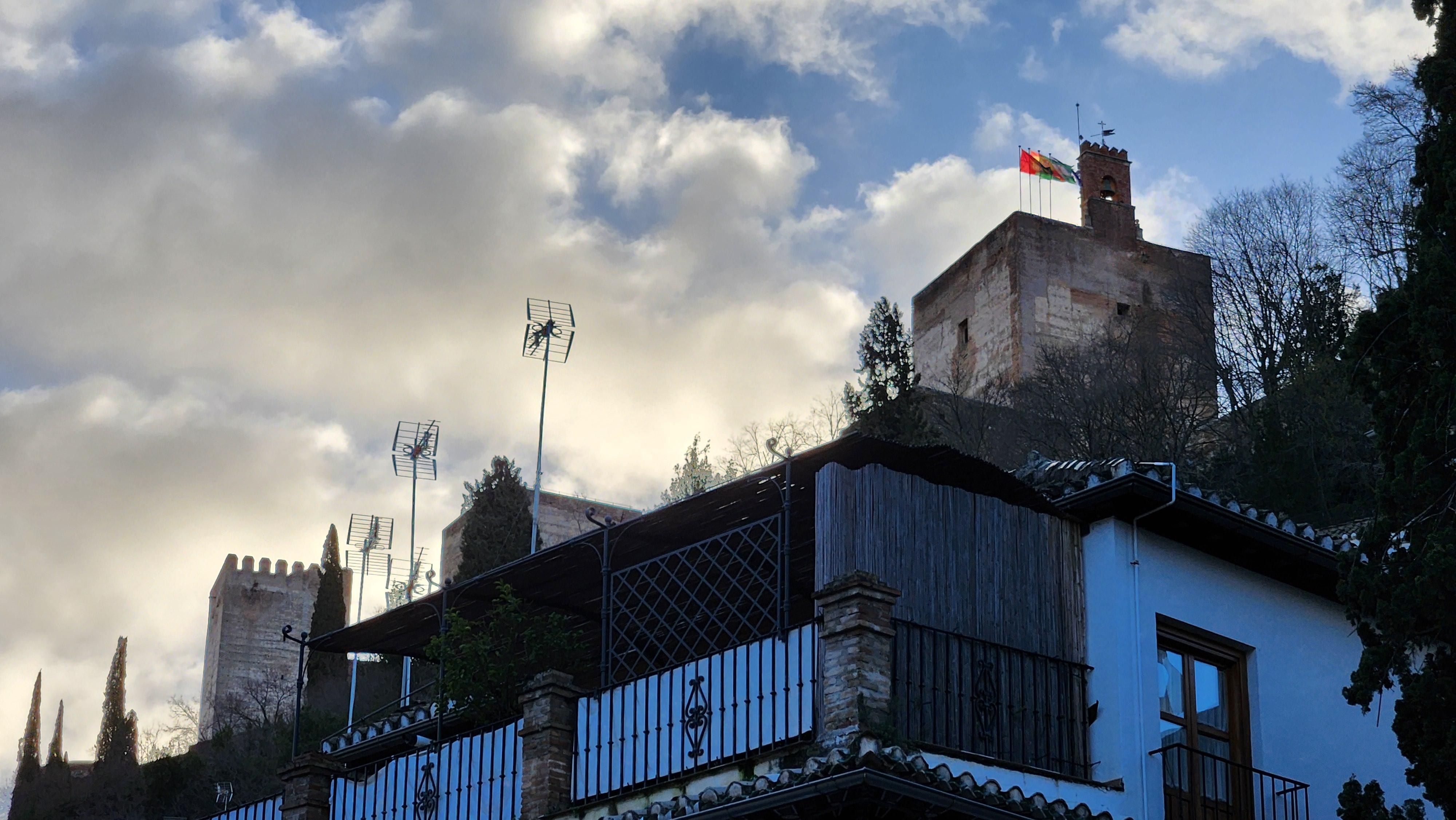 Vista do quarto para uma torre da Alhambra.
