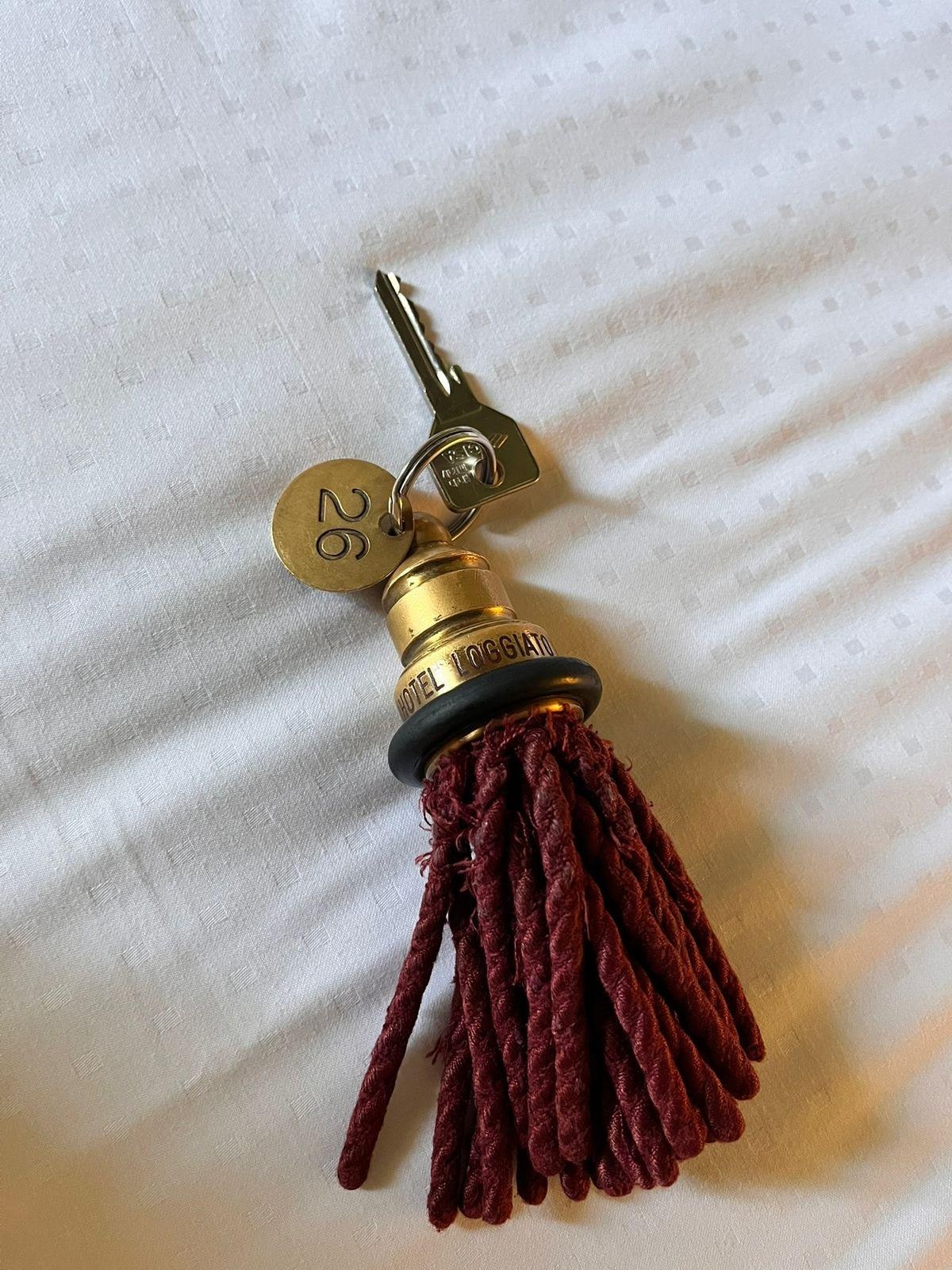 La llave del cuarto. Son pesas usadas en las básculas antiguas. Hasta en esto son originales.
