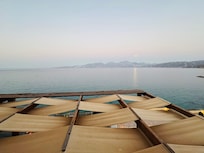 Blick auf die Bucht über die Terassenüberdachung hinweg