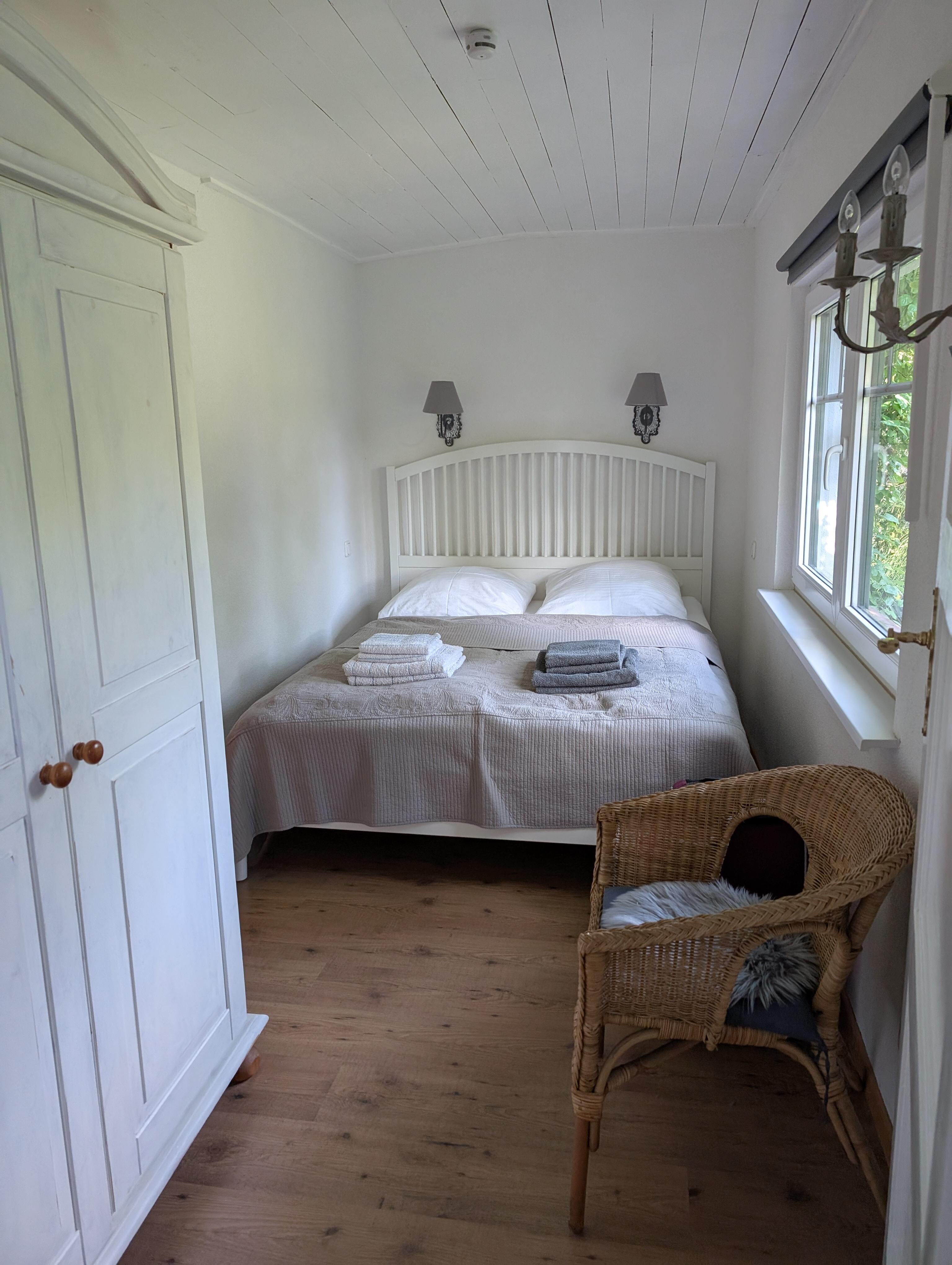 Hauptschlafzimmer, hier geht das Badezimmer (ohne Toilette) von ab. 