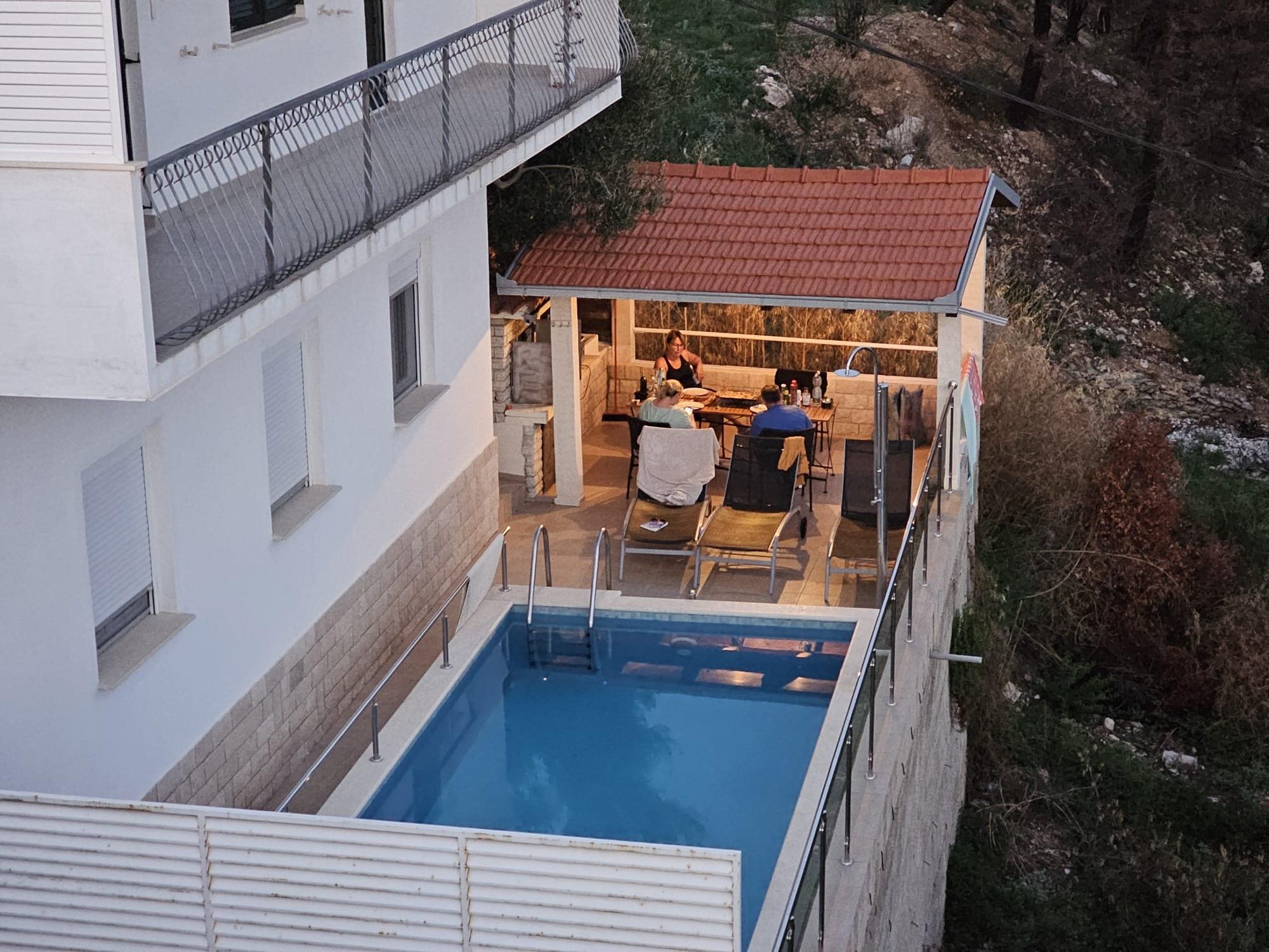 Blick auf die Terrasse vom Nachbargrundstück 