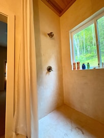 Doble shower with great water pressure.