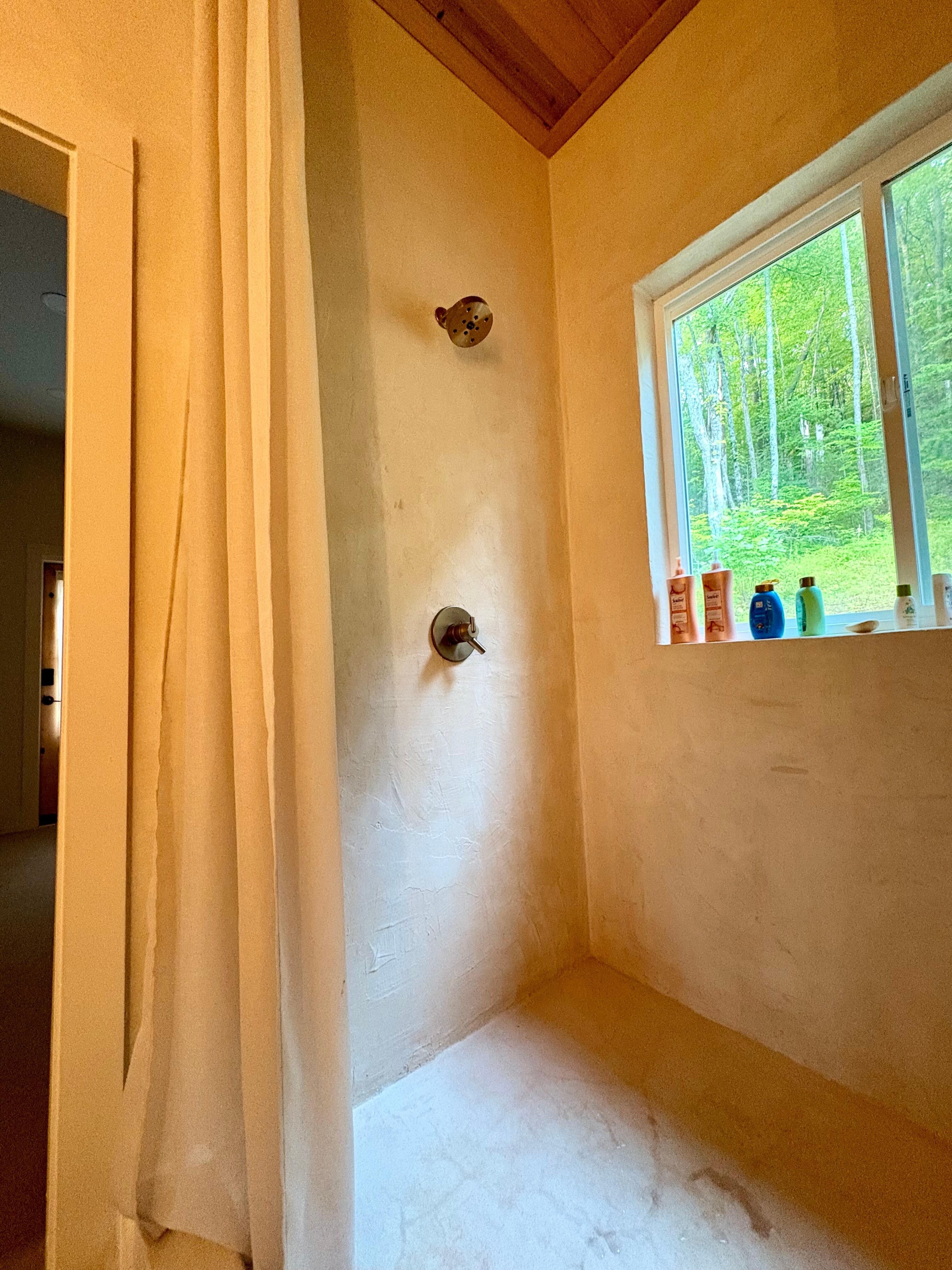 Doble shower with great water pressure.