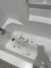 Bath tub all cracked and peeling.