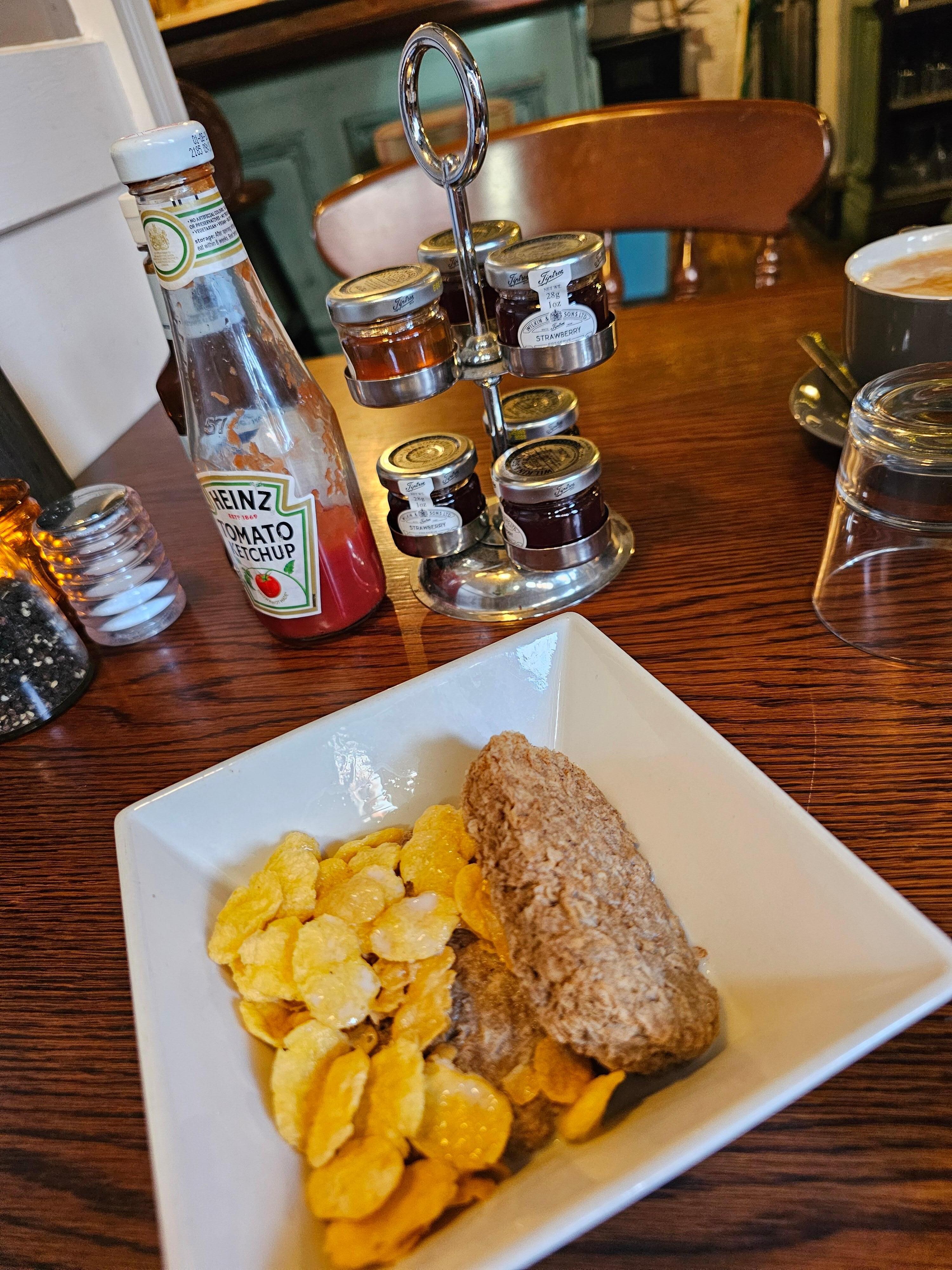 Complimentary cererals, coffee and muffins possible too.