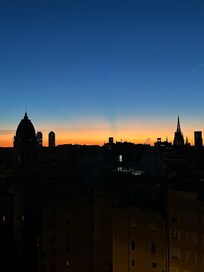 窓からの見える早朝の景色