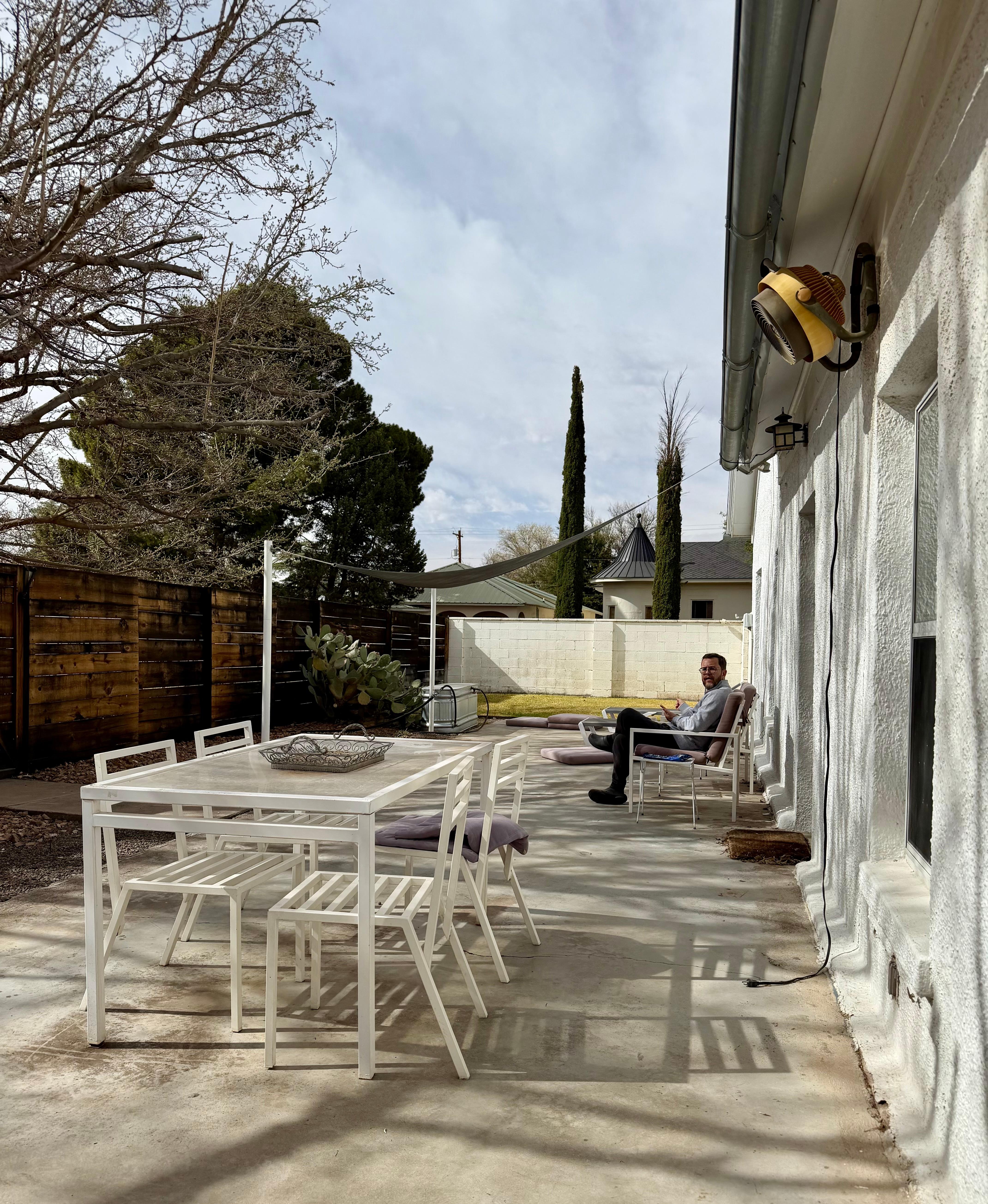 Side garden/outdoor space