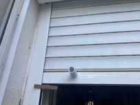 Volet tenu par des épingles à notre arrivée sur porte entre le séjour et la piscine