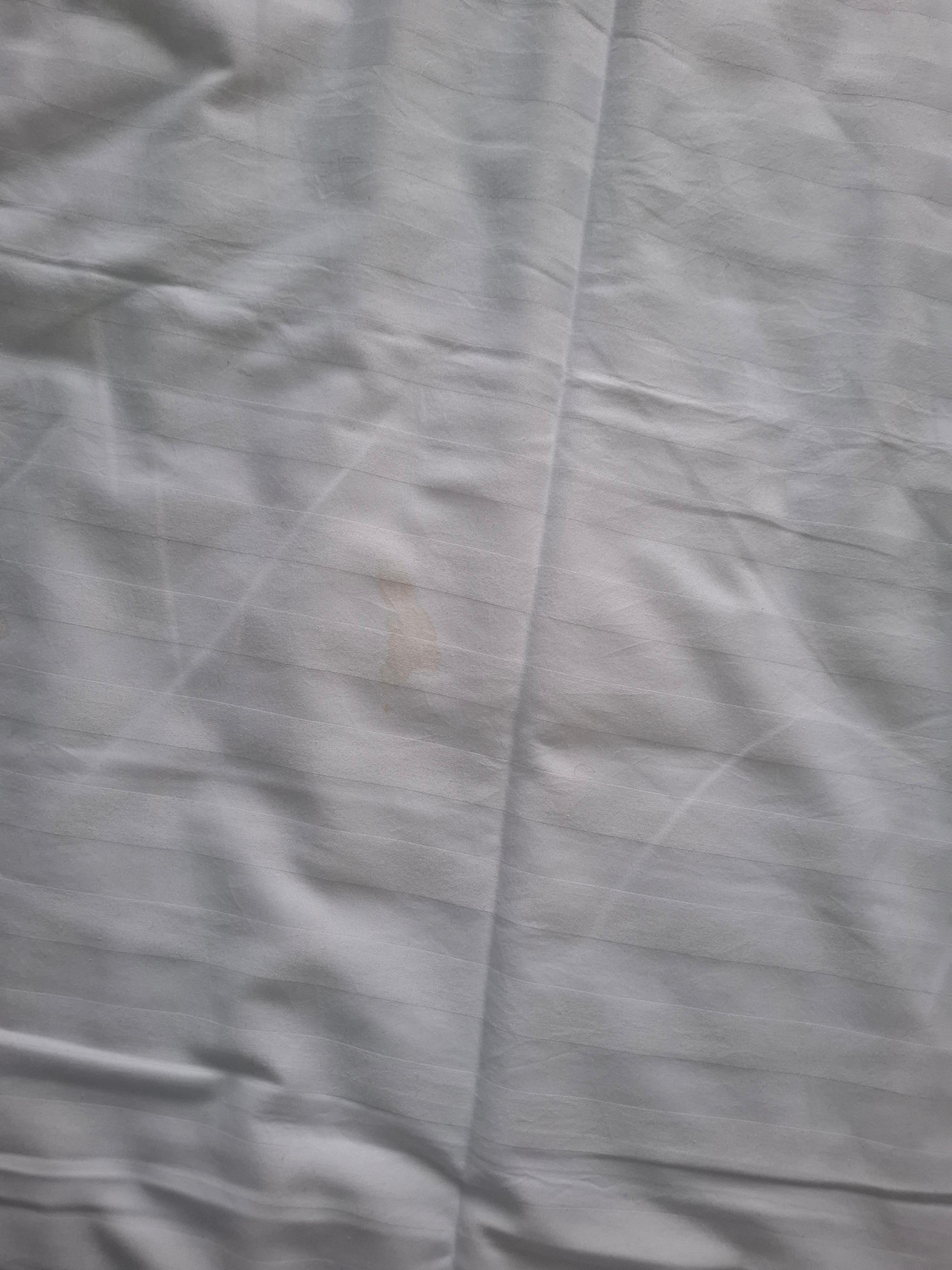 Bettwäsche mit Blut Flecken 