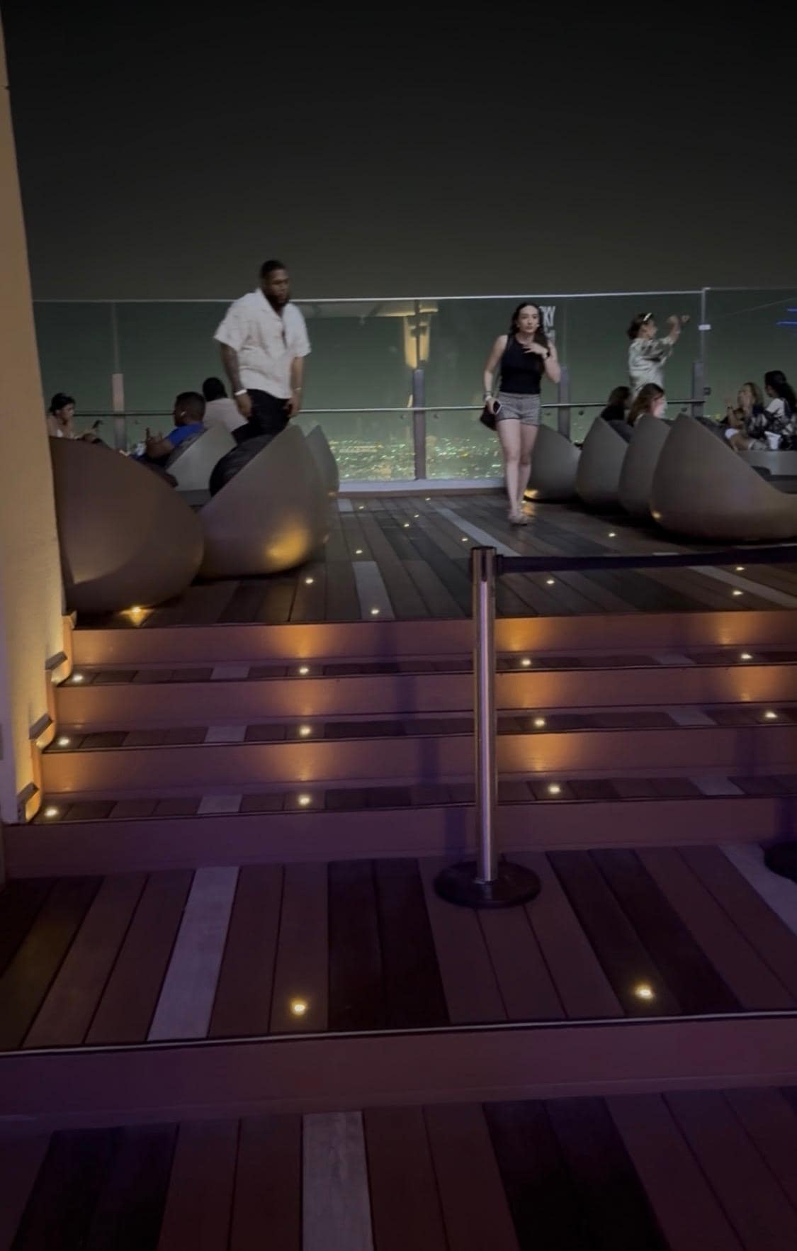 Aquí estábamos todos prácticamente y los que están de pie fueron justamente a pedir uno hielo y el otro que le llevaran una bebida 