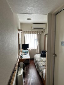 部屋は狭めで、設備が全体的に古い
謎の手摺りが至る所にあるのが特徴