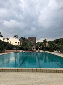 La piscine face au château
