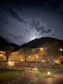 Vista nocturna cuando la luna sale desde el cerro detras del hotel