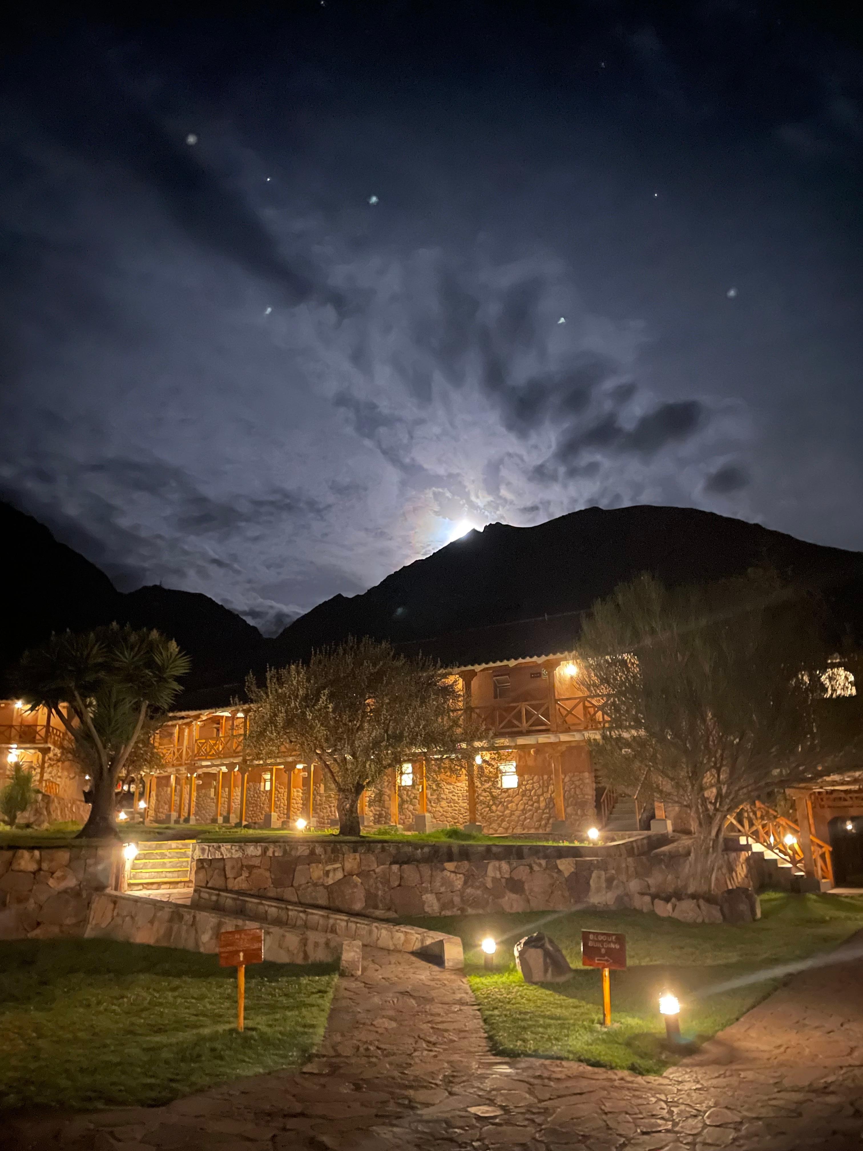 Vista nocturna cuando la luna sale desde el cerro detras del hotel