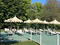 Es gibt am Pool ausreichend und beschattete Liegen