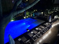 Vista nocturna a la piscina desde el balcón