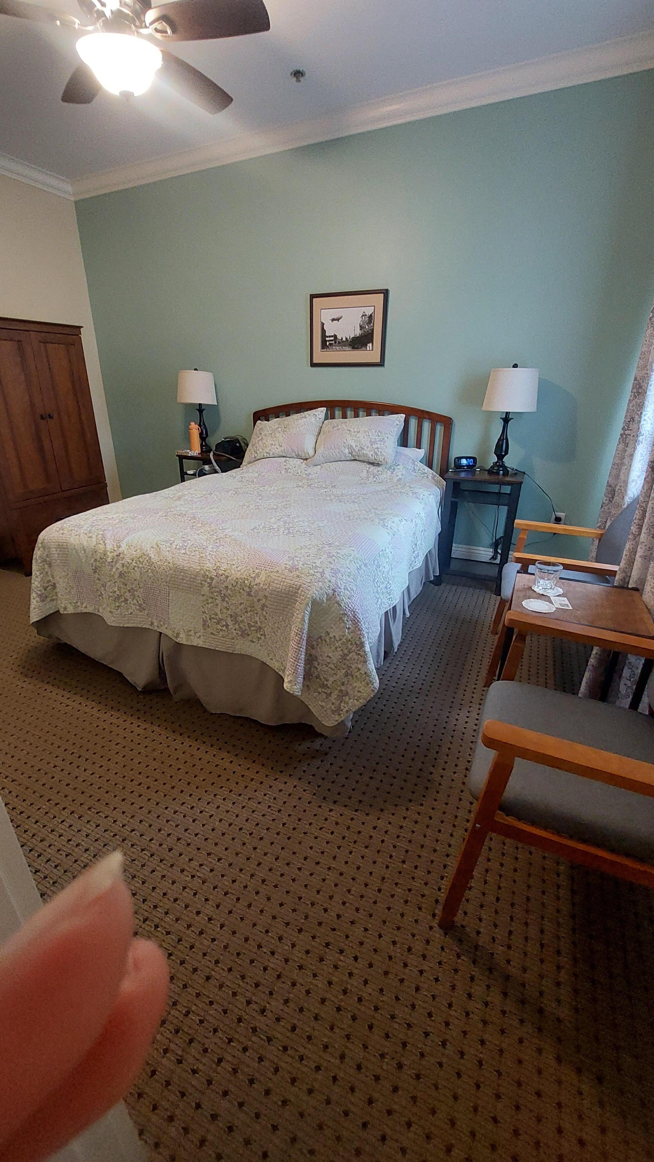 Small room, queen bed