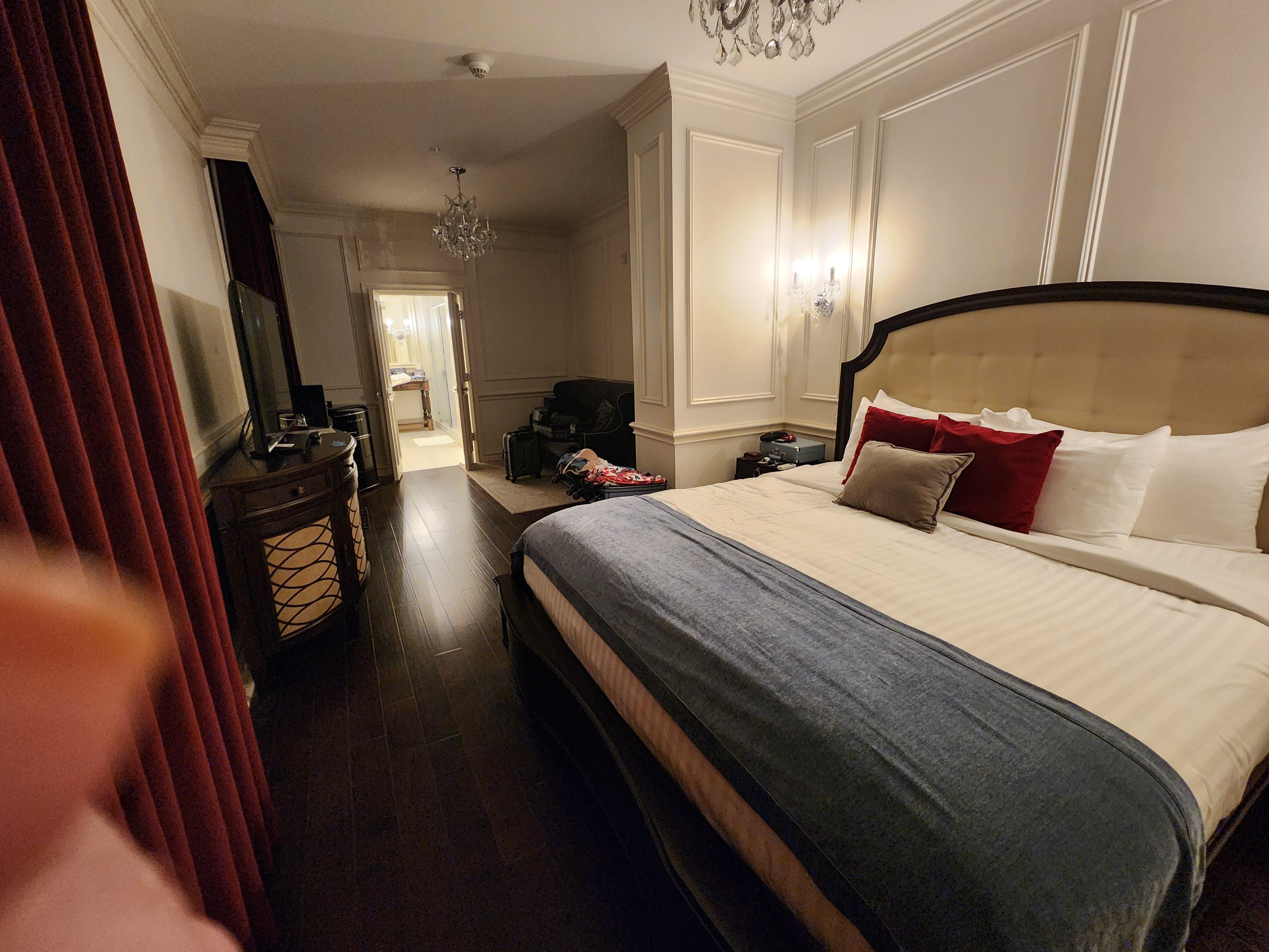 King size comfortable bed  and spacious room