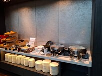 Pas beaucoup de choix au buffetbsu petit déjeuner mais au moins les produits sont frais ! Large de produits dans leur menu. Seul bémol, il faut payer si vous choissisez un plat ou une boisson chaude à la carte! Les boissons froides sont à volonté !