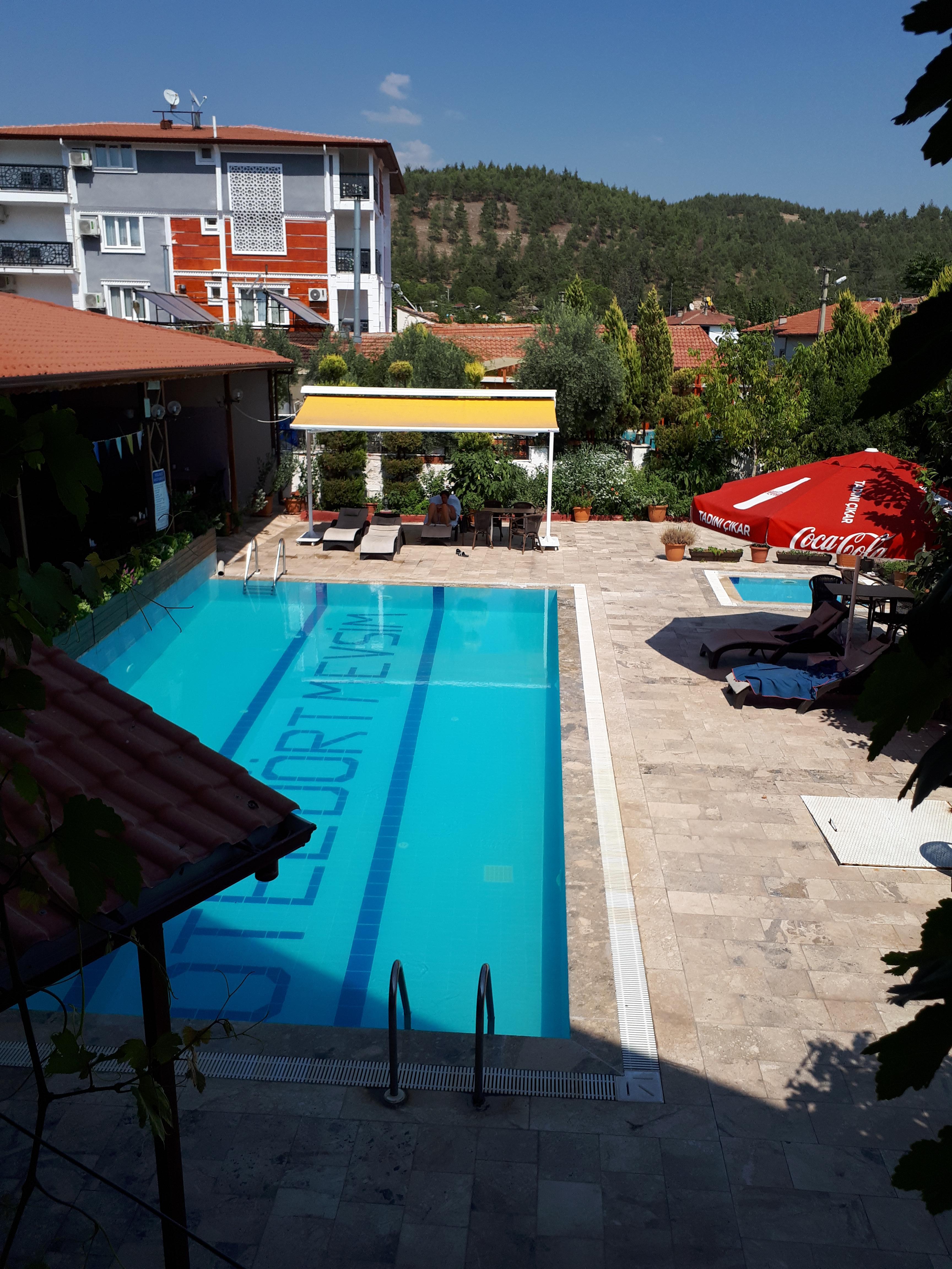 Vue sur la piscine du bâtiment qui abrite les chambres