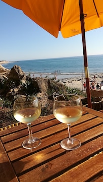 Strandbuden unterhalb des Hotels.