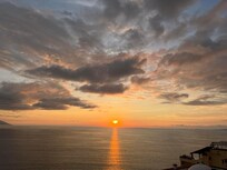 Se disfruta de una vista hermosa del atardecer