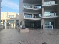 Es el primer condo, a un lado de ese restaurant (donde se ve el primer barandal, en la planta baja)