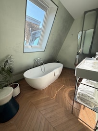 Nice soaking tubs with amenities