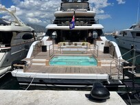 I Peurto Banus Àter man gott med bra utsikt över vackra bÄtar.