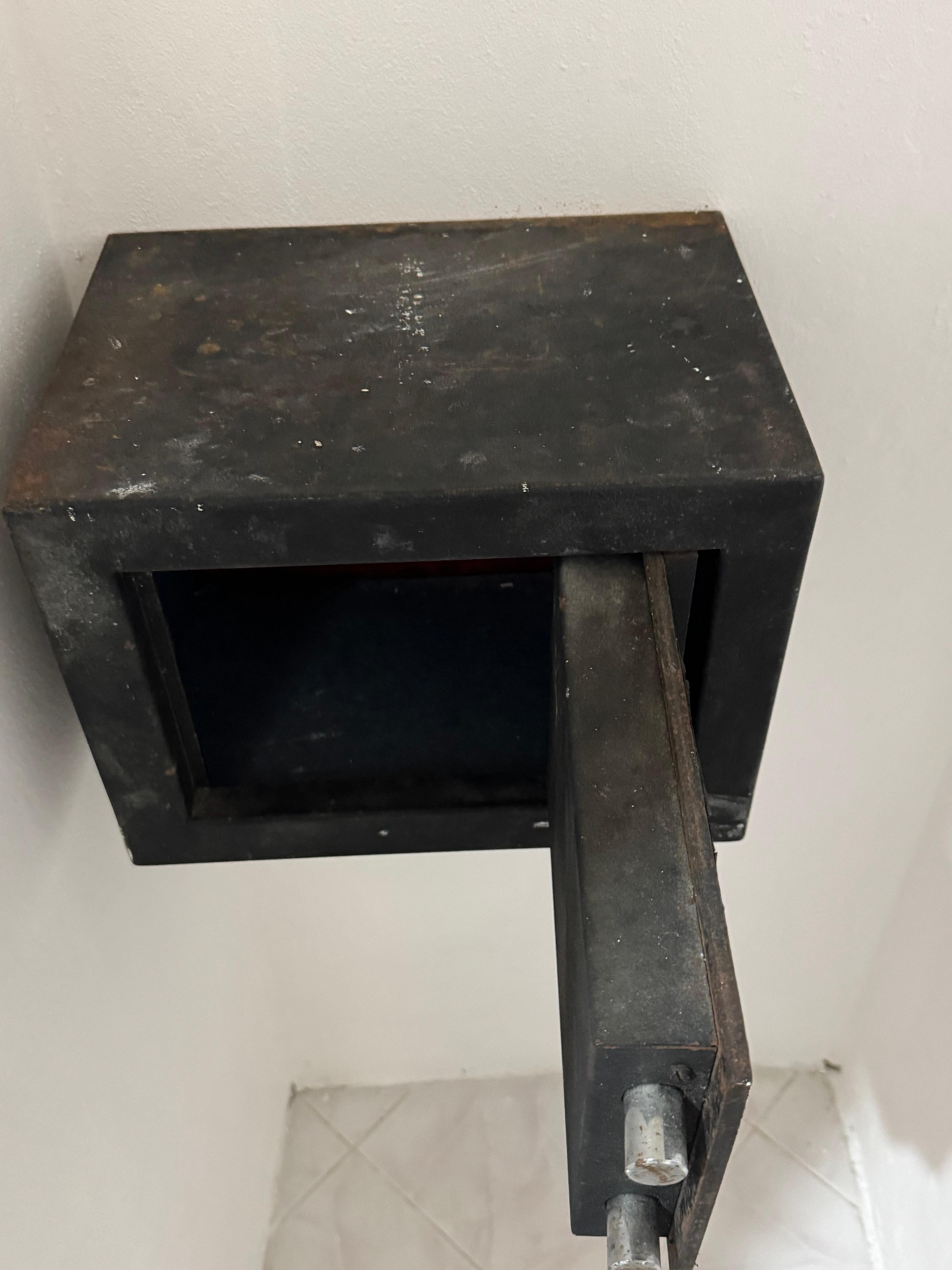 The safe in poor condition, rusty 