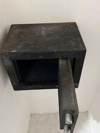 The safe in poor condition, rusty