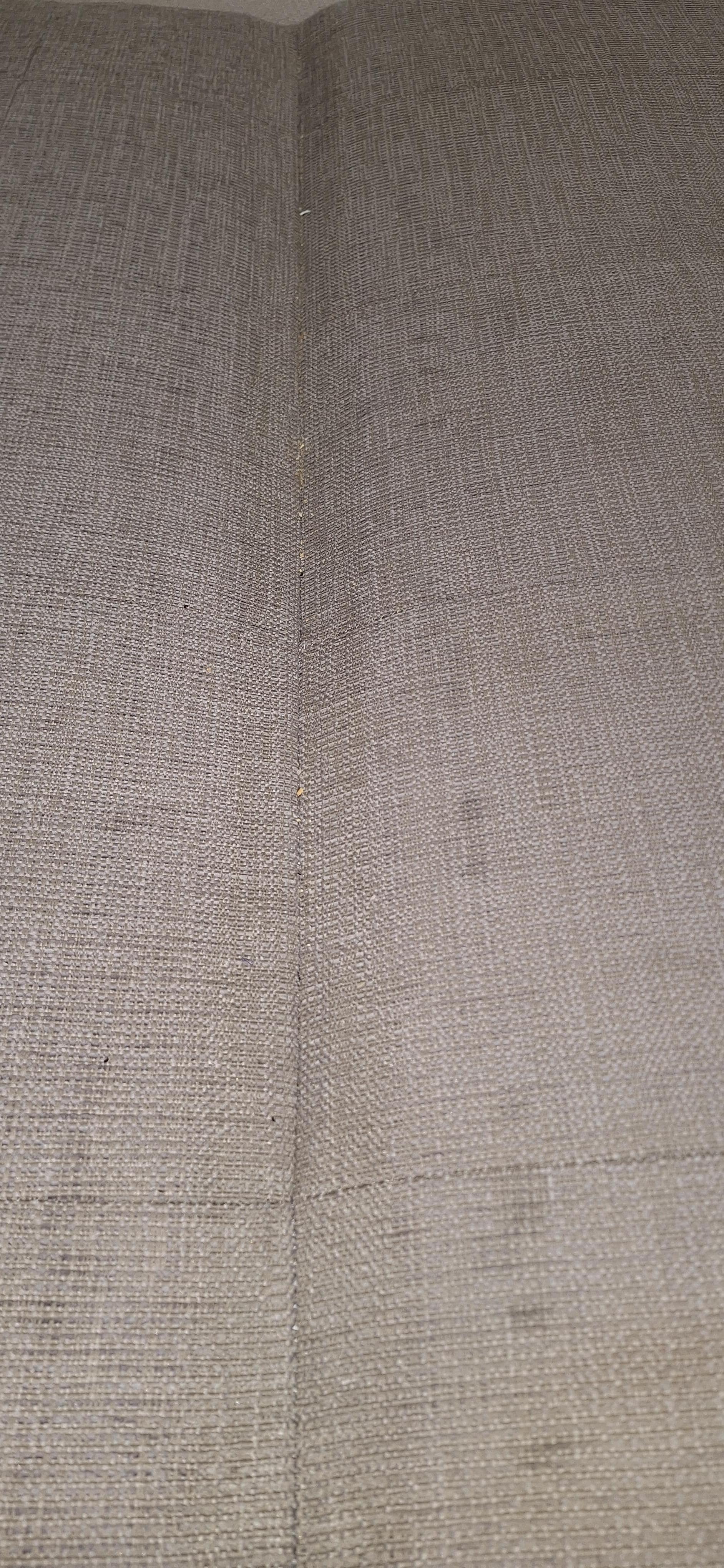 ソファーベットをベットにすると、その間にも細かいゴミがあります。