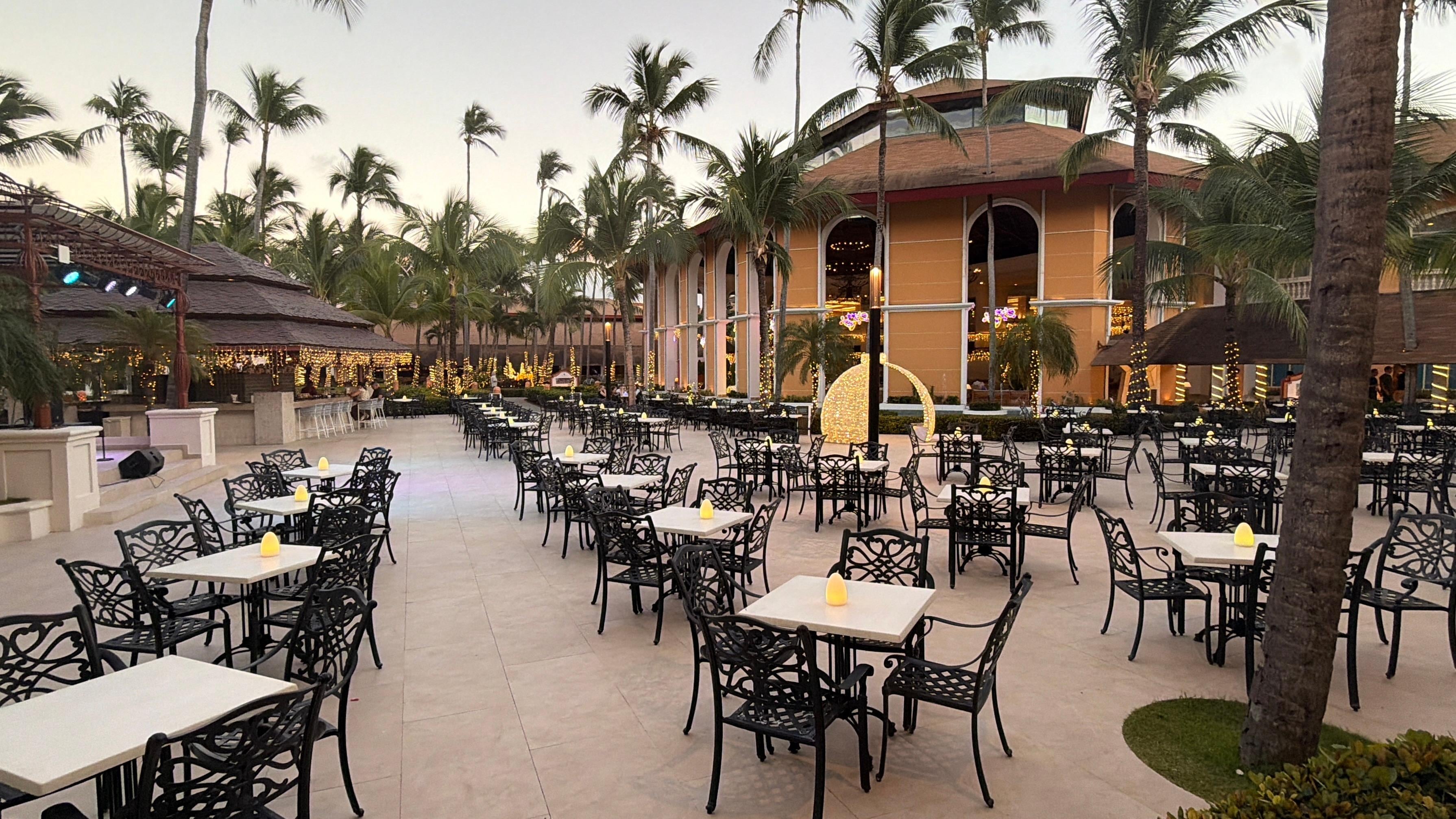 Massive patio bar outside the main buidling