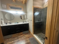 Huge main bathroom, great water pressure, took a couple minutes for the water to heat up but it was only 30 degrees outside. (Sorry for the lousy pic.)