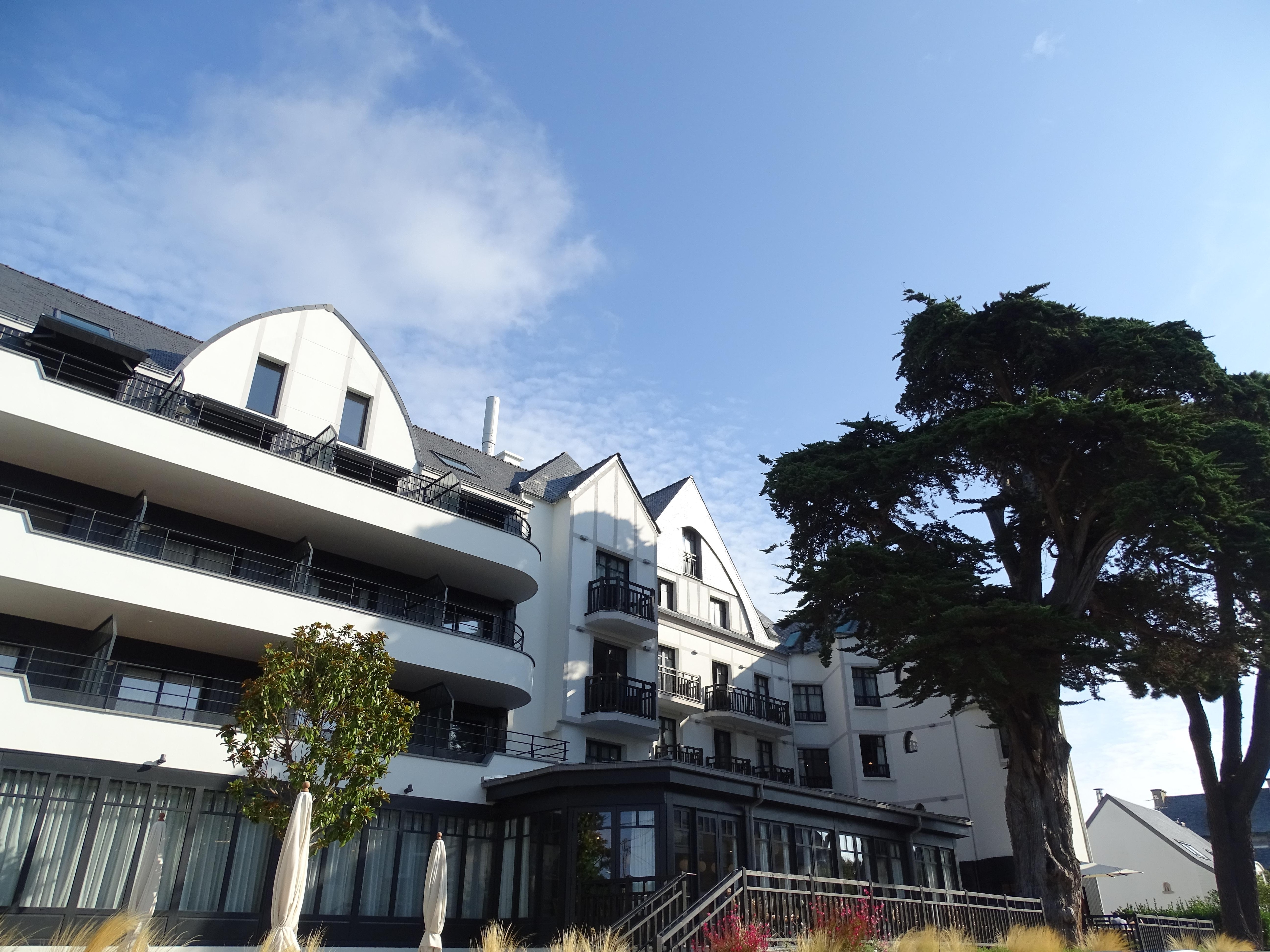 Façade principale de l'hôtel